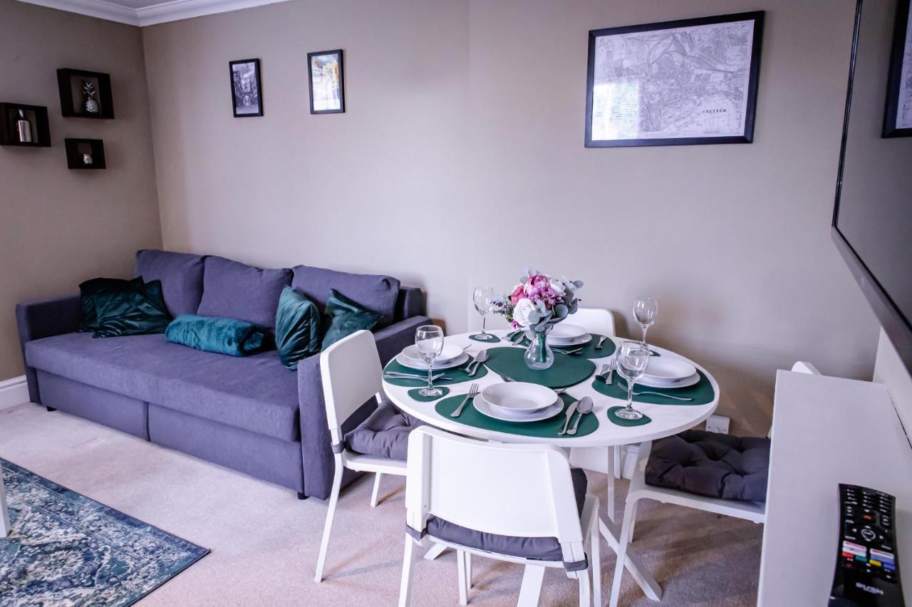 Lord Street - 2 Beautiful Apartments - Sleep Up To 14 Guests - By Rework Accommodation 체스터 외부 사진