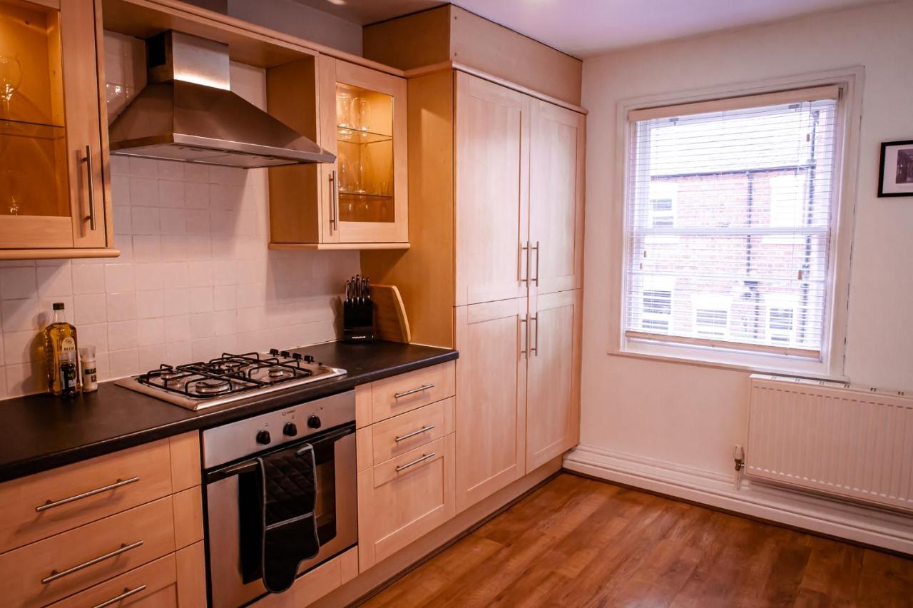 Lord Street - 2 Beautiful Apartments - Sleep Up To 14 Guests - By Rework Accommodation 체스터 외부 사진